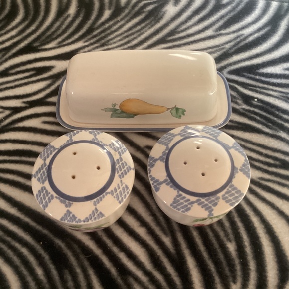Pfaltzgraff 1/4 Pound Butter Dish plus SALT and PEPPER set - Picture 6 of 8